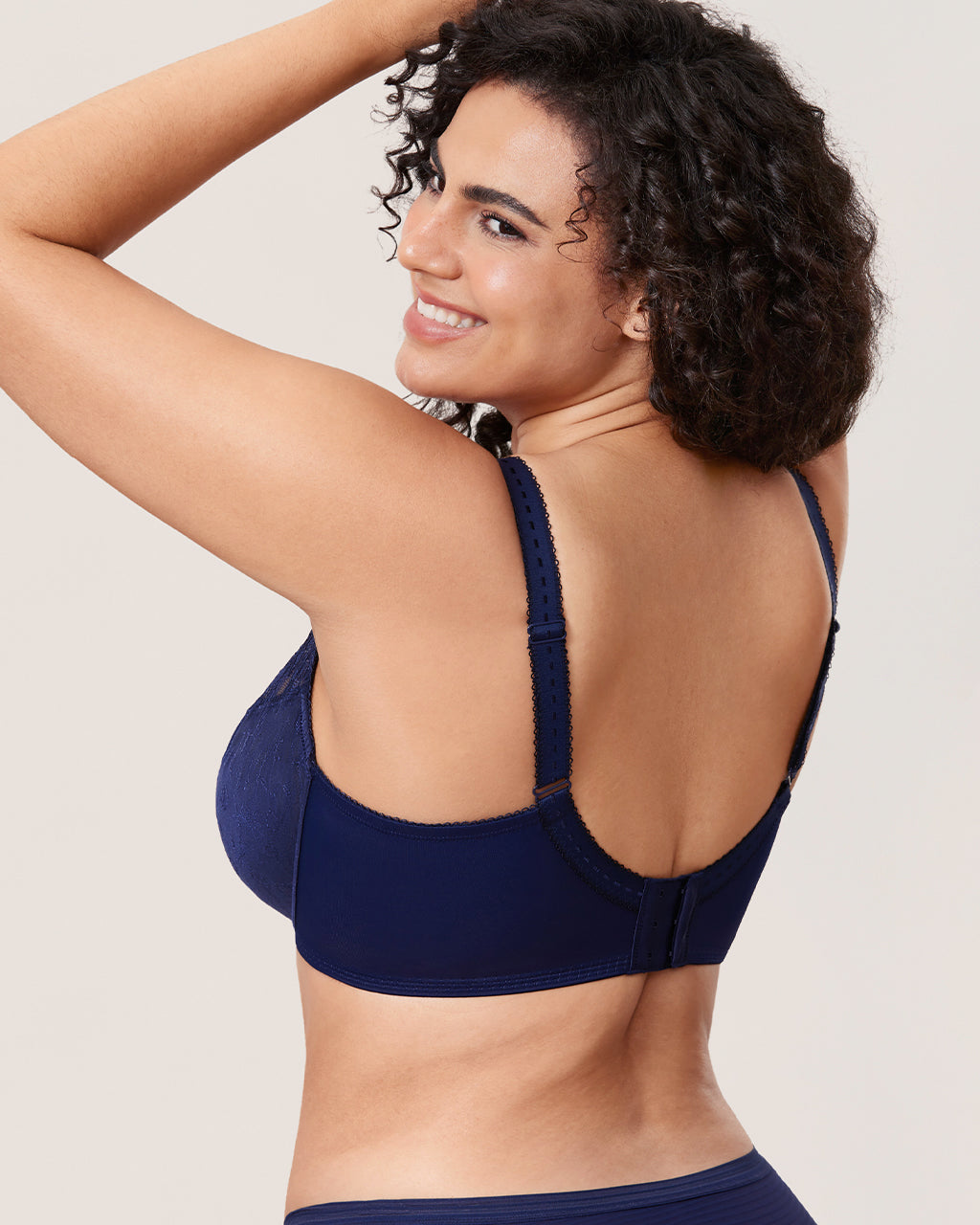 חזיית מנימייזר אורטופדית בגימור תחרה עדינה להופעה נשית אופנתית ונוחה