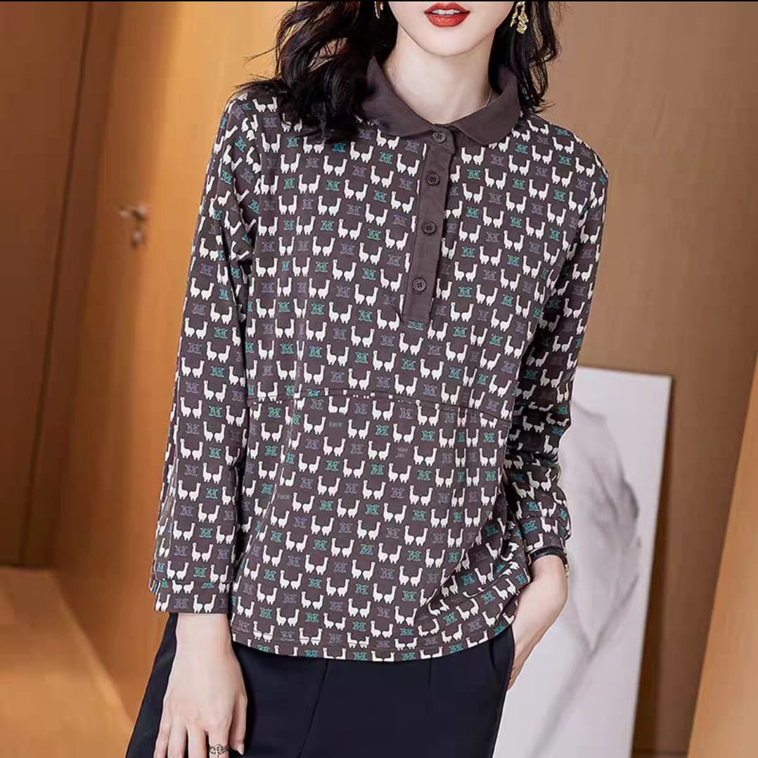 חולצה עם צווארון כחול והדפס עדין ומיוחד