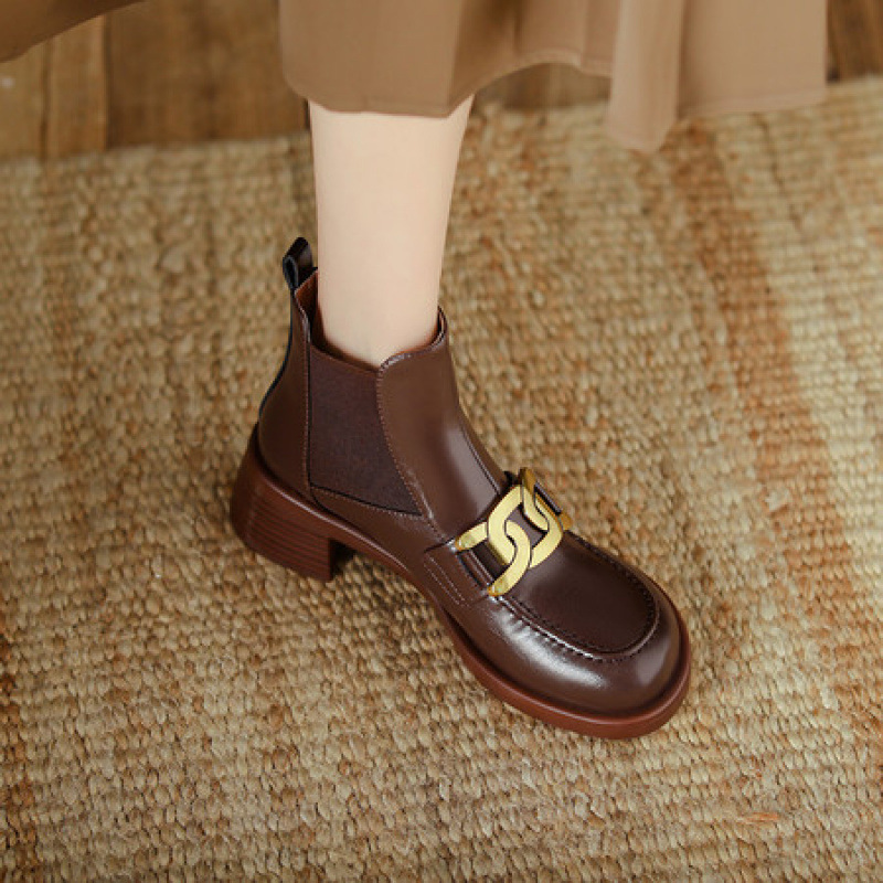 מגפון עור מקורי ממילאנו בסטייל ד'ר מרטין' בשילוב שרשרת זהב ללוק נשי אמיץ